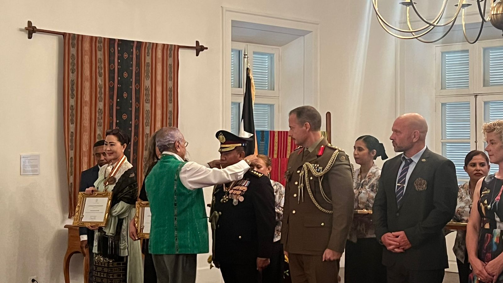 Kombes Pol. Gaspar Mikel da Costa, ketika menerima penghargaan bergengsi berupa Medali Kehormatan A Medalha da Ordem de Timor-Leste dari Presiden Republik Demokratik Timor Leste, Ramos Horta. (Dok.Kombes Pol. Gaspar Mikel)